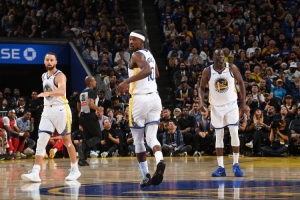 嚴(yán)控三巨頭出場(chǎng)時(shí)間仍戰(zhàn)勝湖人！勇士能否戰(zhàn)勝時(shí)間老人沖擊冠軍？