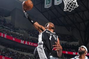 ??今日最佳照片？文班突破迎著濃眉的防守上演恐怖掄扣！