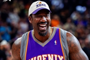 太陽揭幕戰(zhàn)迎來名宿小斯 當(dāng)年的小霸王身材更加壯實了