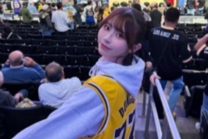 昨日在湖人主場觀戰(zhàn)！日本性感女星曬身穿東契奇的球衣照