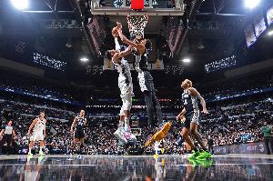 外星人大戰(zhàn)希臘怪獸！NBA經(jīng)紀人按捺不住：文班VS字母什么時候？