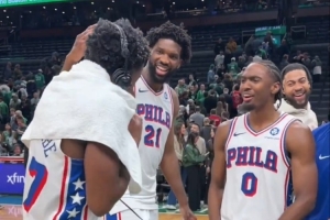 球隊新寵！埃奇庫姆首秀34分 采訪時恩比德馬克西等人潑水慶祝