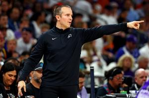 奧特：隊(duì)員們潑水慶祝我拿到執(zhí)教生涯首勝 我料到了但是攔不住啊