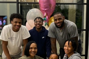 詹姆斯：年輕時(shí)我想要能培養(yǎng)孩子的伴侶 現(xiàn)在就無(wú)法接受家庭主婦