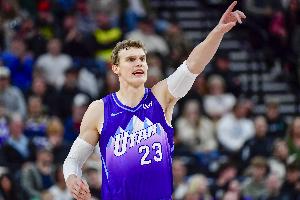 狀態(tài)火熱！馬爾卡寧半場8投6中得到15分2板2助 正負值+17