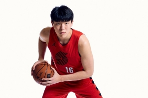 媒體人：楊瀚森試圖融入節(jié)奏時移動慢 都有個過程 慢慢來