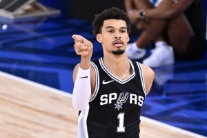 首戰(zhàn)表現(xiàn)炸裂！“文班亞馬爆砍40分”詞條登上微博熱搜榜第5位