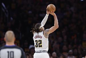 ??停不下來(lái)！戈登追身三分再中！8中8創(chuàng)個(gè)人生涯單場(chǎng)三分紀(jì)錄！