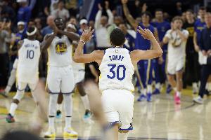 眾志成城！庫里連砍16分拖入加時 勇士終結(jié)陣容加時賽5人都得分！