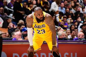 記者：人們普遍認(rèn)為詹姆斯不會(huì)退役 明年會(huì)降薪與別隊(duì)簽短約爭(zhēng)冠