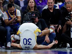 骨子里的浪??庫(kù)里快攻2打1背傳砸自己腳直接失誤……