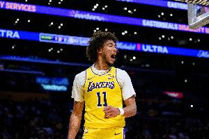 內(nèi)線告急！湖人官方：海斯左膝酸痛 今日對(duì)陣森林狼出戰(zhàn)存疑