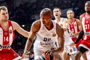 投的少但真的準(zhǔn)！凱-瓊斯五輪比賽后 命中率依舊100%