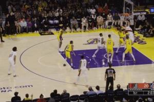 楊瀚森背打轉(zhuǎn)身進(jìn)籃下 強(qiáng)攻造成艾頓犯規(guī) 兩罰一中！