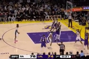 不容易！范德比爾特底角被放空 壓哨三分穩(wěn)穩(wěn)命中