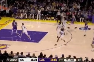 人到球到！東契奇送精準(zhǔn)直塞 艾頓接球轉(zhuǎn)身暴扣空籃