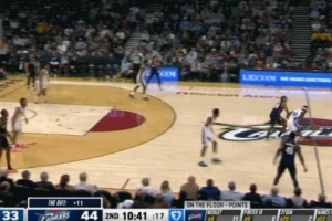 血虧！米切爾橫傳失誤&博納搶斷 泰森反搶拉拽被吹越位犯規(guī)