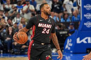 虎頭蛇尾！鮑威爾15中5拿到23分2板1斷 首節(jié)轟14分