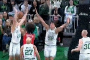 綠軍薄弱的內(nèi)線！巴格利順下迎著多人防守拉桿打成2+1