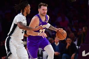 打得夠久的！馬刺&湖人全場66次犯規(guī)共84次罰球 馬刺三人犯滿