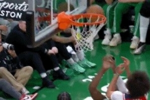 誰碰進的這是？布朗籃下被帽與對手爭籃板球直接進筐