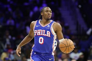 不在狀態(tài)！馬克西首節(jié)10分鐘僅得4分3助 出現(xiàn)4失誤&還丟倆罰球