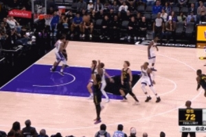 猛！理查德迎著防守人干拔 打進(jìn)3+0&已砍22分大幅提升生涯新高