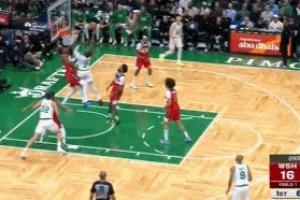 不如自己打！布朗拿到籃板一條龍扛著薩爾上籃得分