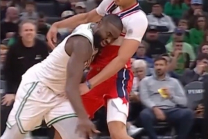 這是AI？發(fā)際線粉蹭對(duì)手身上！杰倫·布朗：AI的使用已經(jīng)泛濫了