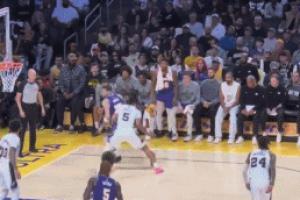 天外飛仙！絕了！東契奇被包夾腦后妙傳 八村塁三分湖人反超馬刺