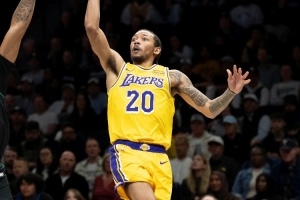 繼續(xù)出色狀態(tài)！小尼克·史密斯替補(bǔ)上場(chǎng)就得分 直接打停馬刺