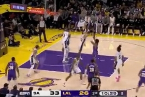 進了就是好球！布朗尼罰球線迎著防守 中投打板命中