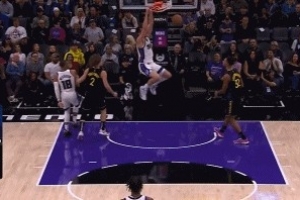 穿針引線！威少突破妙傳尤班克斯暴扣得分