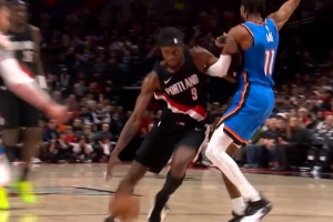 夾手臂了！格蘭特突破被吹進(jìn)攻犯規(guī)&開拓者挑戰(zhàn)失敗