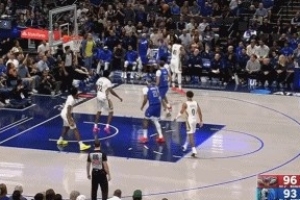 不應(yīng)該！克萊關(guān)鍵時(shí)刻出現(xiàn)脫手失誤 獨(dú)行俠白白送出球權(quán)