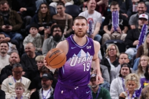 單人打出的得分波！米哈伊柳克首節(jié)4中4&三分2中2獨(dú)得10分