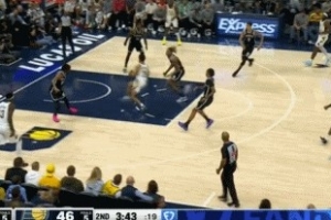 風馳電掣！本·謝潑德持球突破 連續(xù)過掉防守閃電上籃打中