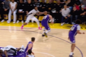 都是硬茬兒！斯瑪特與索漢相撞一起倒地 裁判吹了斯瑪特犯規(guī)