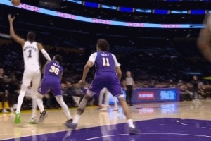 麻煩了！文班亞馬面對(duì)斯瑪特頂防推翻后者進(jìn)攻犯規(guī)&個(gè)人五犯