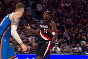 我就是這么強(qiáng)！里斯壓哨三分?jǐn)偸謶c祝 楊瀚森起身單手高舉！