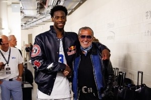 相當(dāng)有面子！為NBA多隊(duì)設(shè)計(jì)冠軍夾克的大佬為迪班薩定制夾克