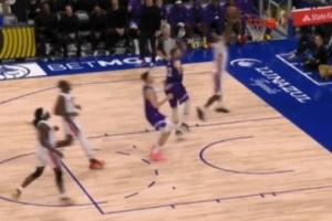 攻防一條龍！霍蘭正面帽翻喬治 隨后自己反擊完成滑翔折疊暴扣