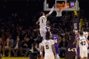 這什么怪物？文班亞馬晃飛防守突入禁區(qū)暴力隔扣 布朗尼成背景板