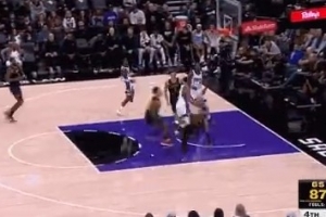 再次挑戰(zhàn)成功！蒙克反擊撞翻理查德被吹進攻犯規(guī)&國王挑戰(zhàn)改阻擋