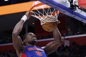 內(nèi)線支棱起來！杜倫半場12中9砍18分10板 第二節(jié)12分&多次暴扣