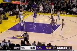 火眼金睛！尚帕尼造成犯規(guī) 雷迪克挑戰(zhàn)成功取消犯規(guī)還拿到球權