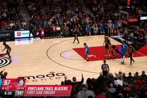 白熱化！霍勒迪中投命中 開(kāi)拓者獲得全場(chǎng)首次領(lǐng)先