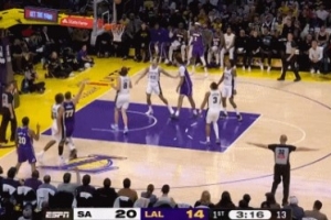 白慶祝半天！東契奇單打奧利尼克拋投命中還加罰 裁判吹提前犯規(guī)