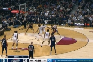 誰都能傳一手！騎士默契配合 小莫布里吃餅暴扣&拿12分了！