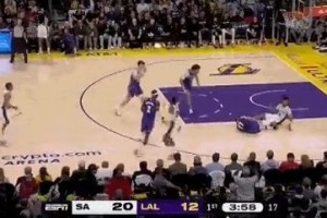 嚇人呀！東契奇試圖反擊被卡斯爾絆倒 摔到地板上賊疼